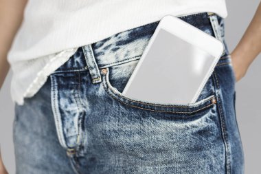 insanlar pantolon cebinde cep telefonu