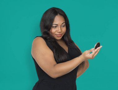 Afrikalı-Amerikalı kadın Smartphone kullanarak