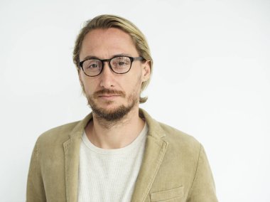 gülümseyen yakışıklı adam