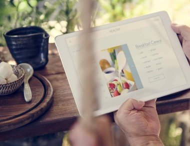 kafede tablet kullanan adam