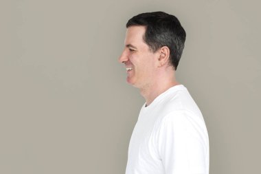 Beyaz tişörtlü adam