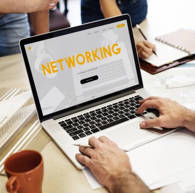 Dizüstü bilgisayar kullanan kişi