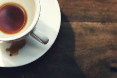 Kahve fincanı masanın üstünde.