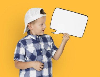 Küçük çocuk tutan konuşma balonu