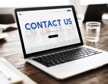 bardak su ile çalışma alanı tablo üstünde laptop