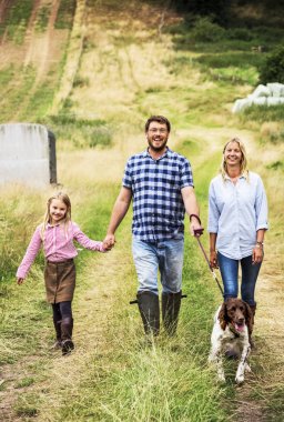 Dışarıda mutlu bir aile.