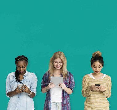 Arkadaşlar dijital cihazlar kullanarak