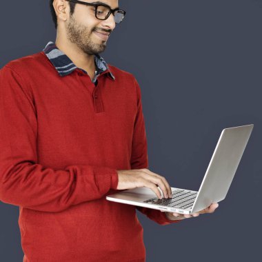 dizüstü bilgisayar kullanan Hintli adam