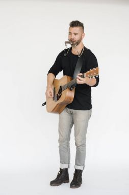 yakışıklı müzisyen adam