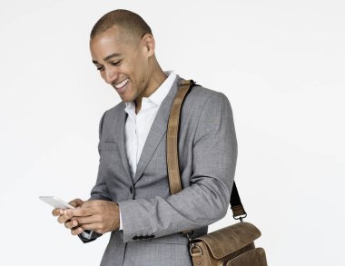 Stüdyo çekimi telefon kullanarak iş adamı 