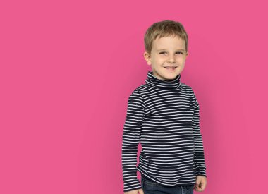 stüdyoda küçük sevimli çocuk