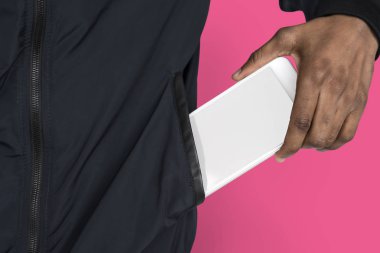 insan Eli cebinde telefon koyarak