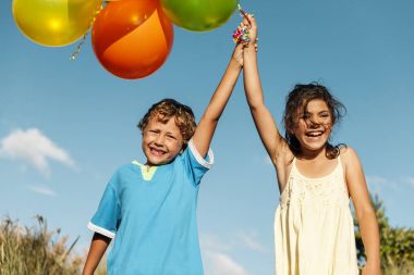 Balonlu kız ve erkek.