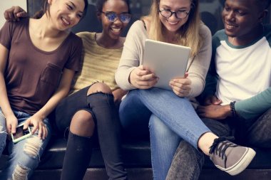 öğrencilerin beyin fırtınası ve tablet kullanma