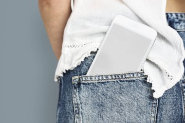 insanlar pantolon cebinde cep telefonu