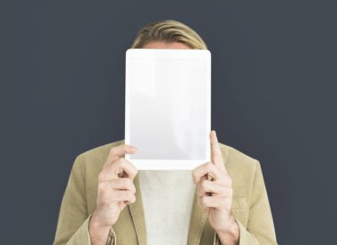 Dijital tabletli adam.