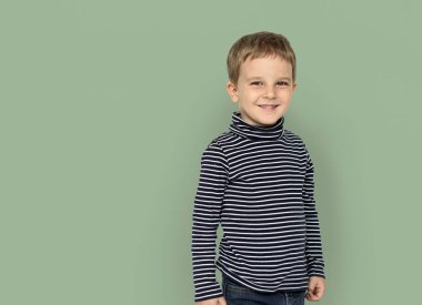 stüdyoda küçük sevimli çocuk