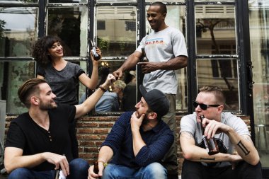 Çeşitlilik insanlar bira ile kutlayan