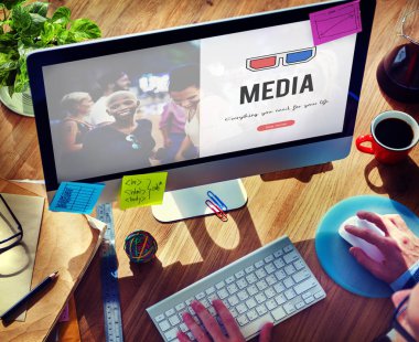 bilgisayar monitöründe görünen adam