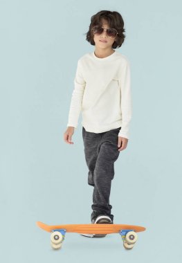 kaykay ile yakışıklı okul çocuğu