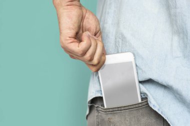 insan Eli cebinde telefon koyarak