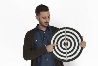 Dart tahtası tutan adam