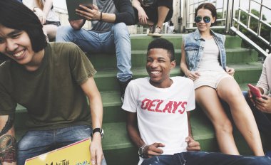 Arkadaşlar birlikte vakit geçiriyorlar. 