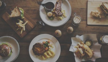 Masaya farklı yiyecek