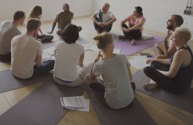 Katta oturan çeşitlilik insanlar