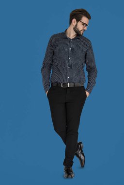 stüdyoda ayakta işadamı