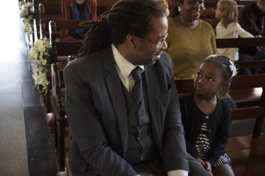 bir grup insan kilise