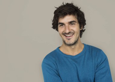 Genç, gülümseyen beyaz adam.