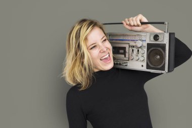  Jukebox tutan kadın