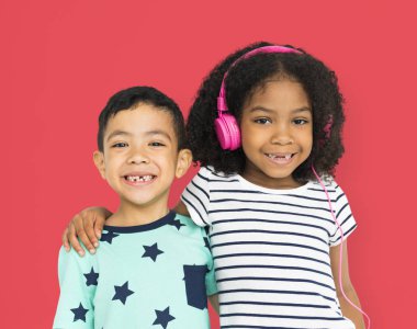  Çocuklar birbirine sarılıyor.