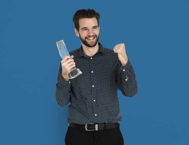 yakışıklı adam holding kazanan ödül