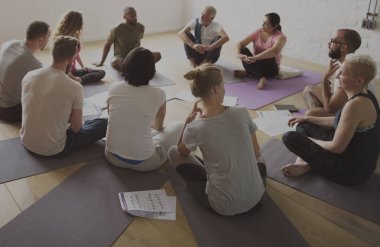 Katta oturan çeşitlilik insanlar