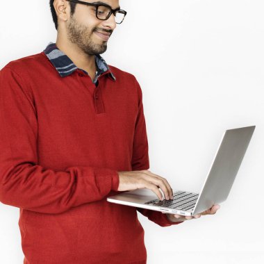 dizüstü bilgisayar kullanan Hintli adam