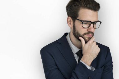 düşünme ve çene üzerinde elini tutarak işadamı