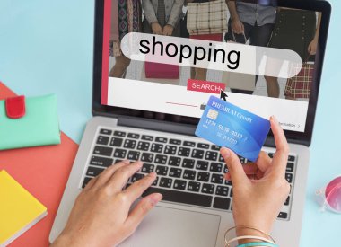 İnternetten alışveriş yapan kadın