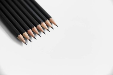 Beyaz arkaplanda kalemler