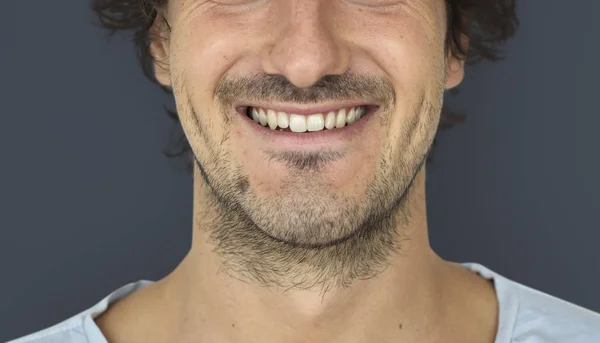 Молодой улыбающийся кавказский мужчина — стоковое фото
