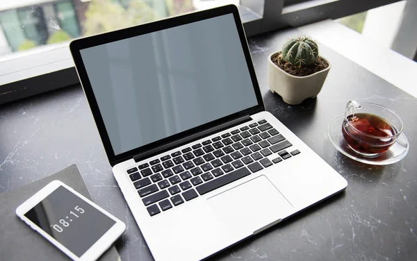 Laptop e smartphone na mesa — Fotografia de Stock