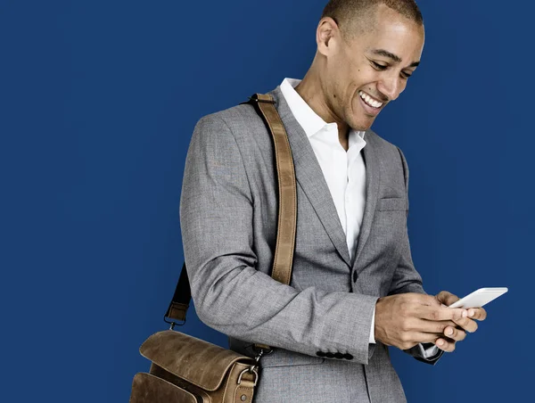Hombre de negocios sonriendo usando el teléfono — Foto de Stock