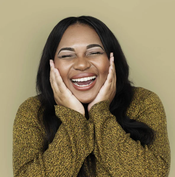 Sonriente joven mujer afroamericana — Foto de Stock