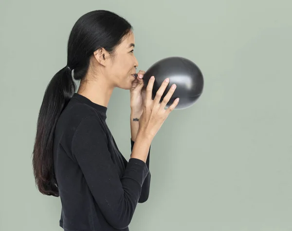 Mujer inflando un globo — Foto de Stock