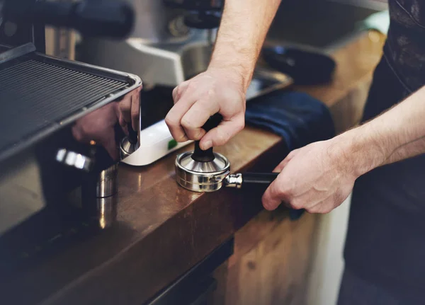 Barista arbeitet mit Kaffeemaschine — Stockfoto