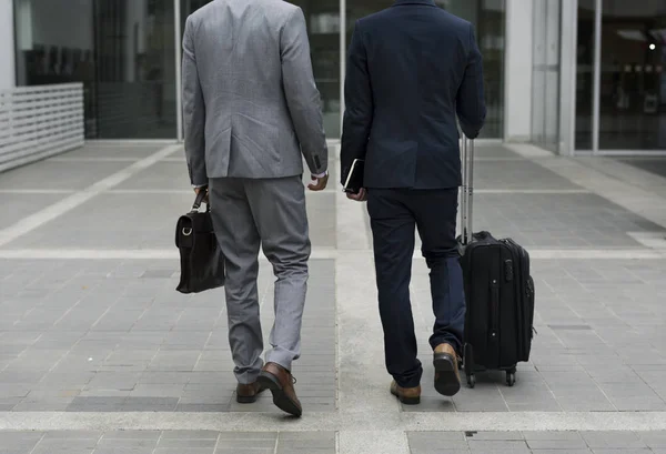 Uomini d'affari che camminano con bagagli — Foto Stock