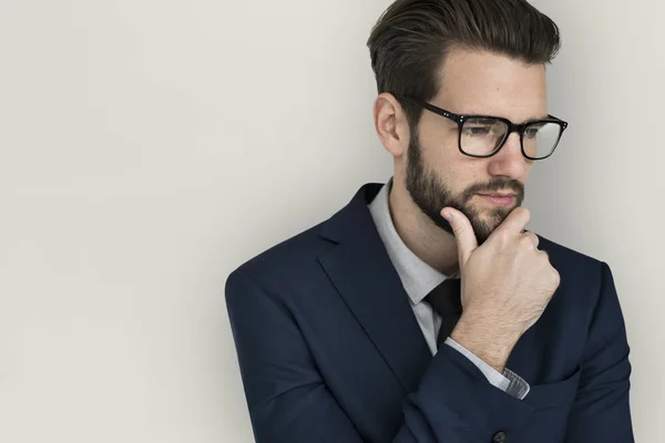 Affärsman tänkande och håller handen på hakan — Stockfoto