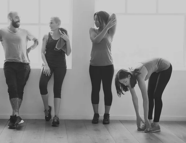 Mensen doen yoga flexibiliteit oefening — Stockfoto