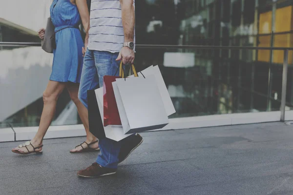 Paar wandelen met shopping tassen — Stockfoto